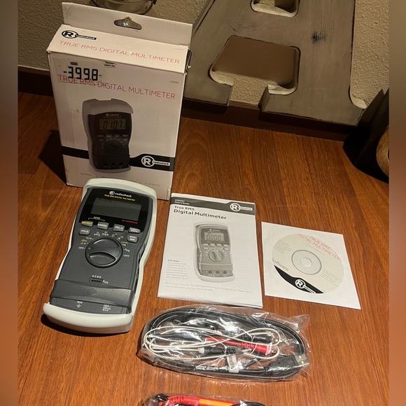 Radio Shack Digital Multimeter - Picture 2 of 6